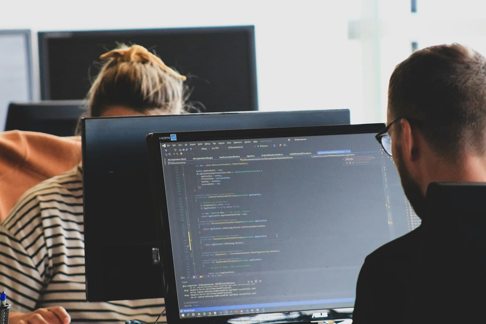 Deux développeurs travaillent sur du code