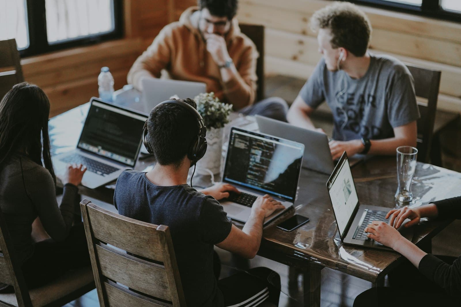 Une équipe de développeurs au travail autour d'une table