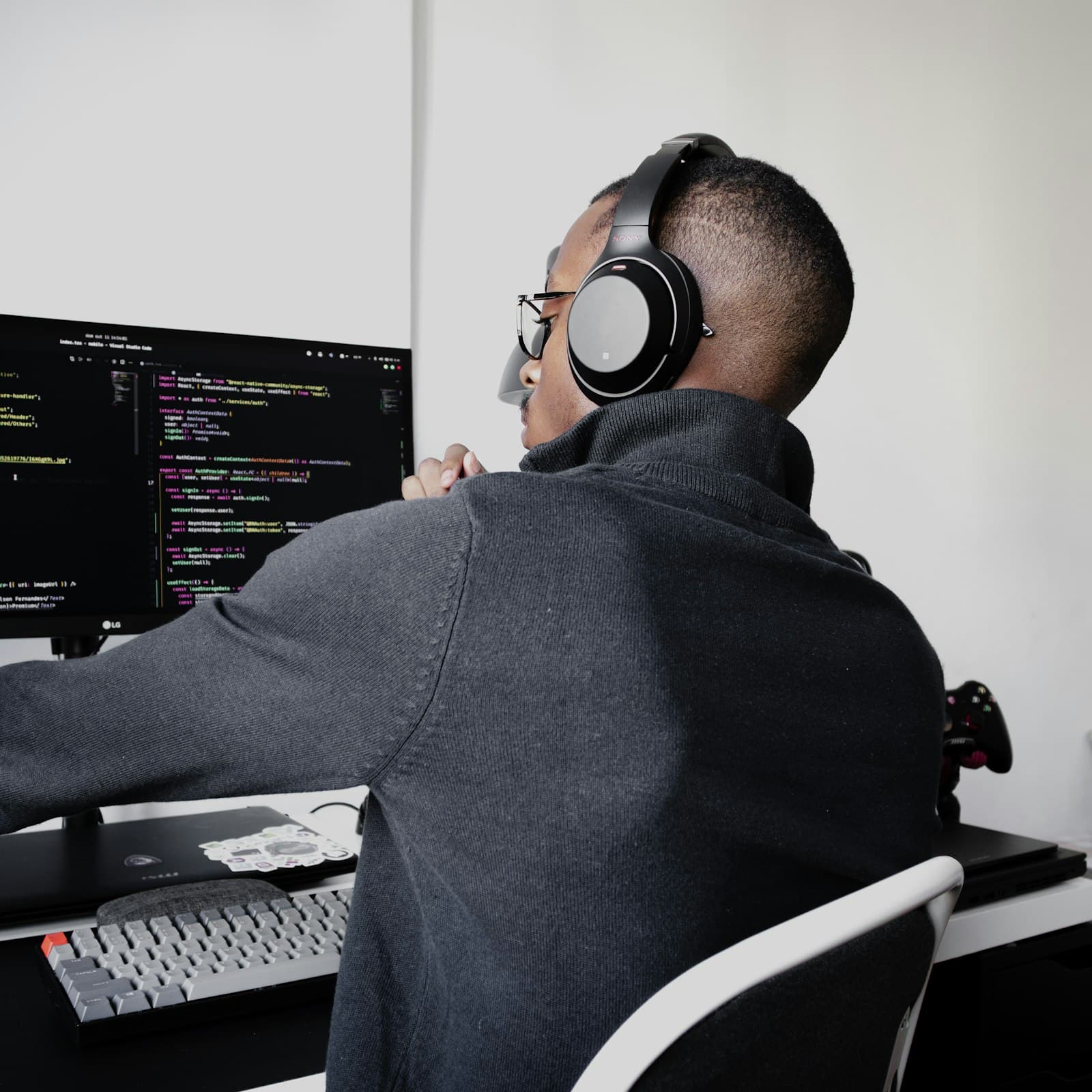 Un développeur au casque devant son écran